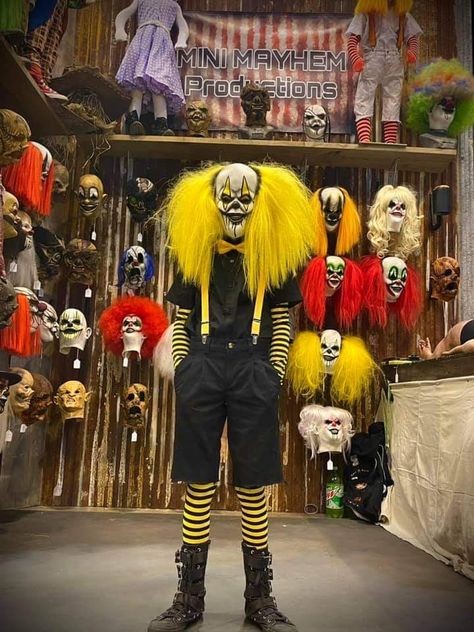 Mens Scary Clown Costume, Scary Circus Halloween Costumes, Scary Carnival Costumes, Diy Scary Clown Costume, Creepy Carnival Costumes, Scary Clown Costume Ideas, Creepy Clown Aesthetic, Scary Clown Outfit, Clown Costume Ideas