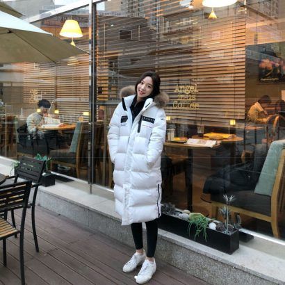 This winter coat trend is taking South Korea’s streetstyle by storm Korea Winter Fashion, 90s Chola, Winter Snow Outfits, 90s Chola Fashion, Elegant Street Style, Western Winter Fashion, Winter Coat Trends, Winter Outfits Korean, Snow Outfits