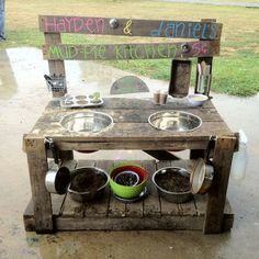 10 Fun Ideas for Outdoor Mud Kitchens for Kids Garden Pallet Projects & Ideas Patio & Outdoor Furniture Mud Pie Kitchen, Backyard Play Spaces, Mud Kitchen For Kids, Play Area Backyard, Outdoor Play Spaces, Backyard Kids Play Area, Kids Mud, Diy Mud Kitchen, Kids Outdoor Play