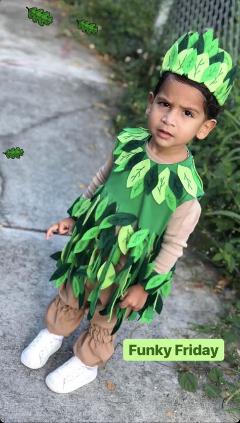 No- Sew tree costume using an oversized t-shirt and felt. Bush Costume Diy, Plant Costume Kids, Tree Fancy Dress Ideas For Kids, The Giving Tree Costume, Tree Costume Ideas, Tree Costume For Kids, Tree Costume Diy, Tree Fancy Dress, Sew Tree