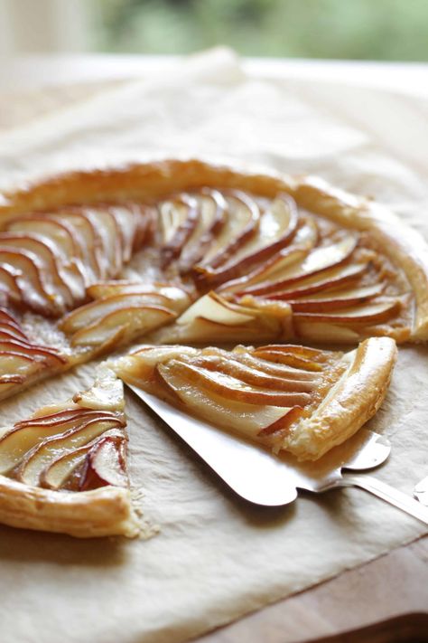 Easy Pear Tart Recipe Thanksgiving Pastries, Tarte Recipes, Pear Puff Pastry, Pear Desserts, Pear Tart Recipe, Entertaining With Beth, Pear Dessert Recipes, Puffed Pastry, Pear Dessert