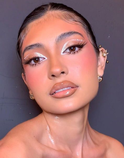 Recital Makeup, Makeup Ojos, Wedding Guest Makeup, White Eyeshadow, White Makeup, Eye Makeup Pictures, Ethereal Makeup, Tablet Screen, Glam Makeup Look