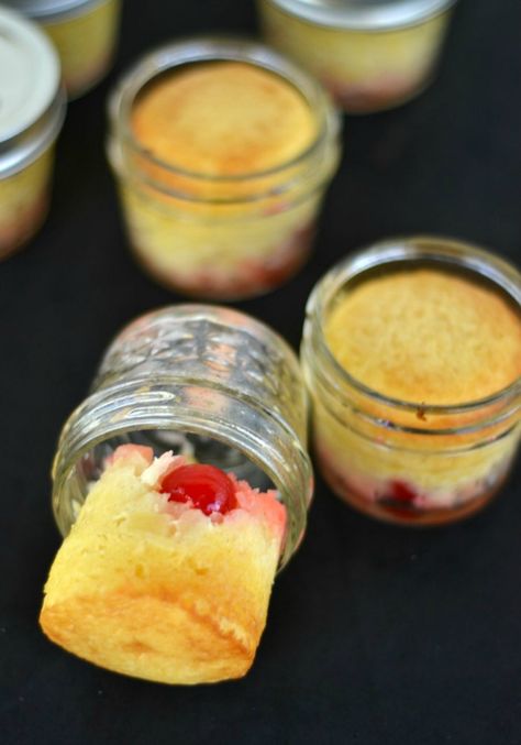 Mason Jar Pineapple Upside Down Cake Pineapple Upside Cake, Wedding Charcuterie, Mason Jar Cakes, Menu Sans Gluten, Mason Jar Desserts, Cake In A Jar, Dessert In A Jar, Mason Jar Meals, Pineapple Upside