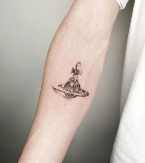 Vivienne Westwood Tattoo, Nana Tattoo, Piercings Ideas, Tattoo Chest, Hidden Tattoos, Funky Tattoos, Petite Tattoos, Geniale Tattoos, Jesus Love