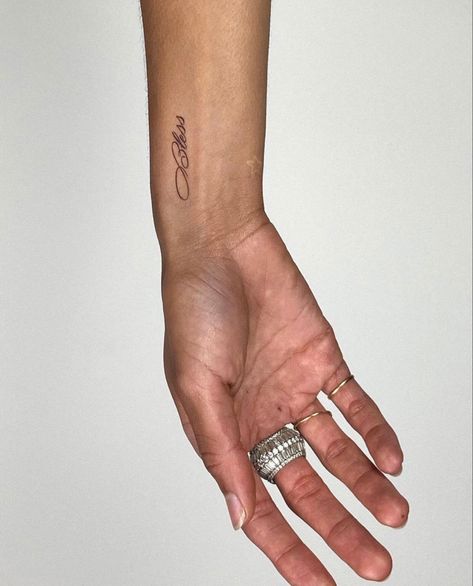 Hand And Finger Tattoos, Handpoke Tattoo, Petite Tattoos, 1 Tattoo, Discreet Tattoos, Dainty Tattoos, Subtle Tattoos, Elegant Tattoos, Simplistic Tattoos