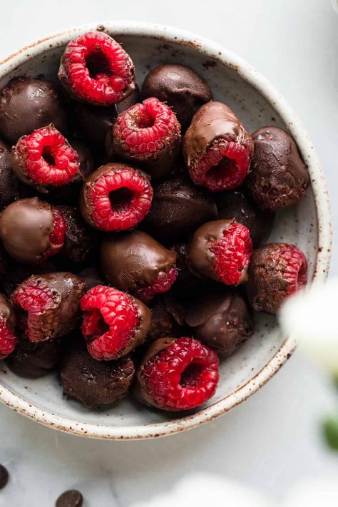 These 3 ingredient Chocolate Covered Raspberries are simply delicious! It takes no time at all to whip up these fruity and chocolatey treats! | Food Faith Fitness | Chocolate Covered Raspberries, Strawberry Gluten Free, Chocolate Covered Fruit, Raspberry Recipes, Frozen Chocolate, Easy Strawberry, Food Writing, Simply Delicious, Semi Sweet Chocolate Chips