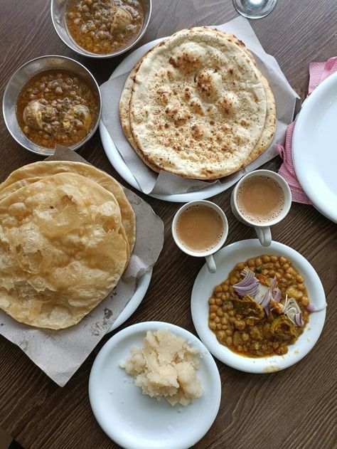 Pakistani Breakfast Snapchat, Pakistani Breakfast Pics, Halwa Puri Snapchat, Halwa Puri Pakistani, Pakistani Breakfast, Desi Breakfast, Eid Breakfast, Halwa Puri, Pakistani Cuisine