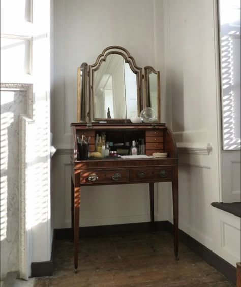 Dark Academia Vanity, Desk With Mirror, Casa Vintage, House Vintage, Decoration Inspiration, House Room, Apartment Inspiration, Dream Rooms, East London