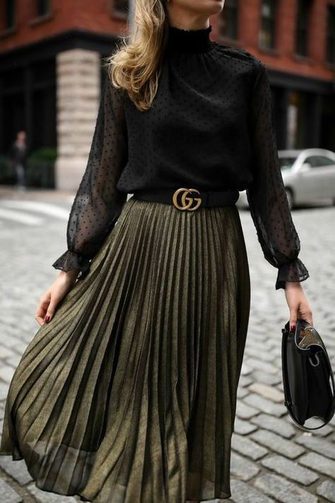 Pleats Winter Fashion Trend Pleated Skirt Outfit Ideas, Rok Midi, Metallic Midi Skirt, Green Pleated Skirt, Rok Outfit, Pleated Skirt Outfit, Skirt Diy, Black Mock Neck, Long Skirt Outfits