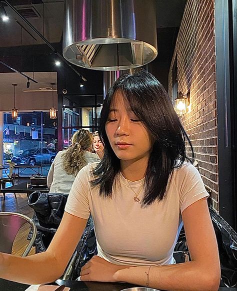 Evelyn Ha Haircut, Evelyn Ha Hair, Oval Layered Haircut, Korean Haircut Medium, Fred Liu, Round Face Haircuts Medium, Evelyn Ha, Hairstyle Korean, Longhair Hairstyles