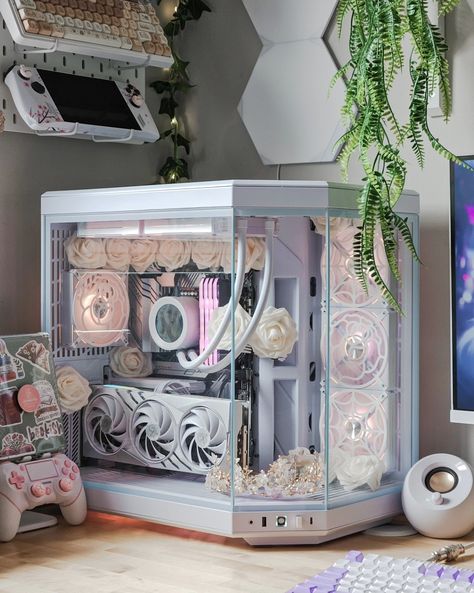 Snow White, the most beautiful PC ~ ☁️🎐🫧🍃 desk setup | room | setup style | minimalist | pc setup #gamingsetup #setupinspiration #pcsetup #setupgoal #aesthetic #brown #purple #hytey70 #custompc Aesthetic Pc Case, Cute Pc Case, Pc Case Decoration, Minimalist Pc Setup, Pc Desk Setup, Hyte Y60, Setup Bedroom, Built In Computer Desk, Streaming Room