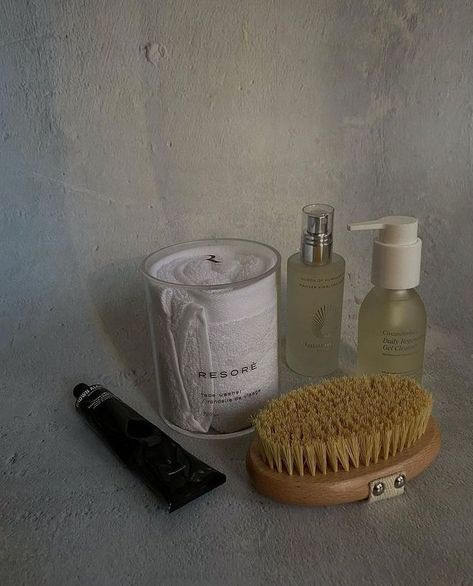 Skin Exfoliating, Luxury Skin Care, Dry Body Brushing, Exfoliating Brush, Body Brush, Luxurious Lifestyle, Relax Spa, Healthy Girl, Body Brushing