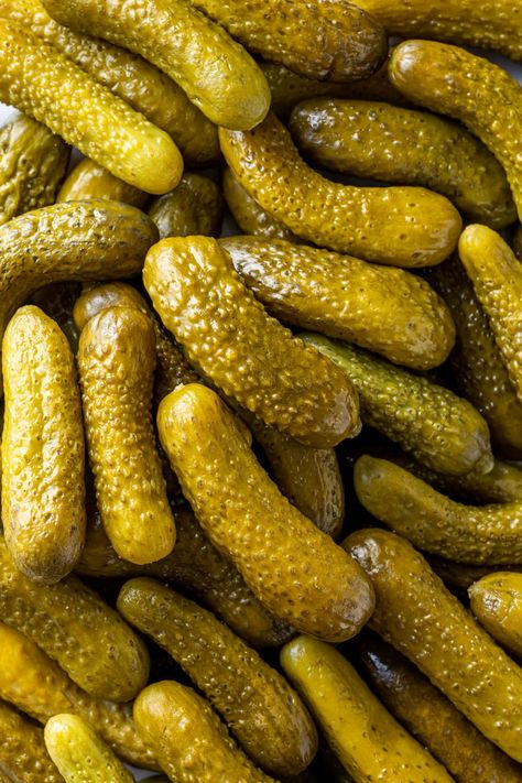 Homemade Canned Dill Pickles Classic Dill Pickle Recipe, Canned Dill Pickles, Easy Wedge Salad, Easy Dill Pickles, Pickle Onions Recipe, Homemade Pickles Dill, Dill Pickle Recipe, Best Pickles, Simple Vinaigrette