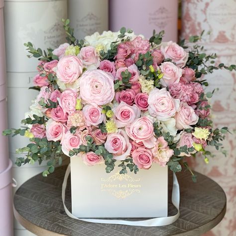 Roses Aesthetic, Luxury Florists, Luxury Flower Bouquets, Rose Flower Pictures, Aesthetic Roses, Spring Roses, Red Rose Bouquet, Flower Boutique, Aesthetic Flowers