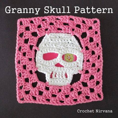 The (free!) crochet skull granny square pattern. Now you can turn the motif into an 8 inch square! Mix and match your favorite skulls with traditional granny squares and create a ghoulishly grand afghan! Happy Halloween!! Skull Granny Square Pattern, Crochet Skull Granny Square, Skull Granny Square, Crochet Skull Patterns, Granny Pattern, Crochet Skull, Granny Square Pattern, Skull Pattern, Crochet Vintage