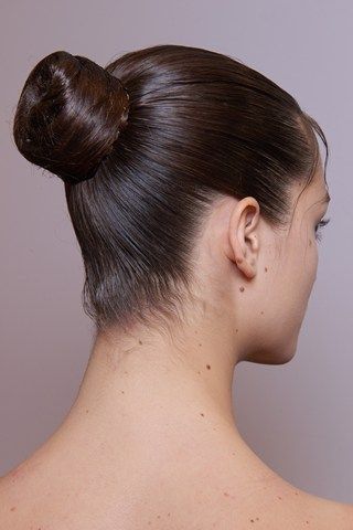 Valentino Hairstyle Reference, Easy Trendy Hairstyles, Low Bun Hairstyles, Hair Knot, High Bun, Blonde Hair Looks, Sleek Hairstyles, Pixie Bob, Hair Decorations