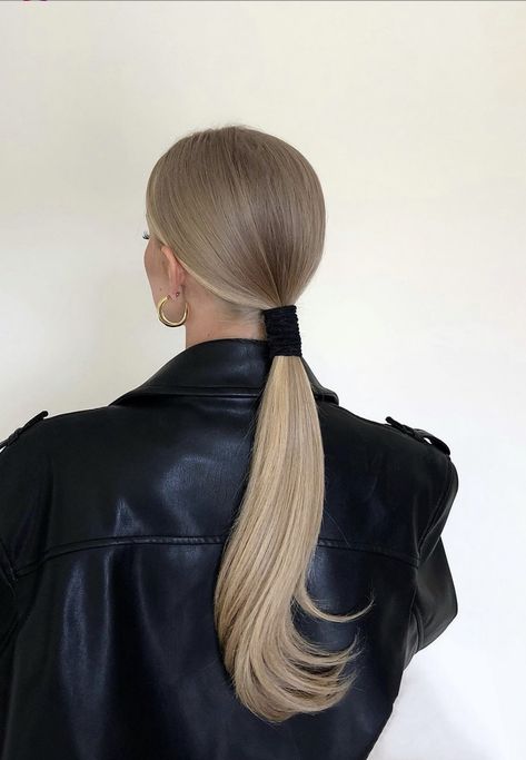 Hair Color Black And Blonde, Blonde Low Ponytail, Blonde Roots Black Hair, Blonde Ponytail Hairstyles, Dark Blonde Hair Inspiration, Rich Blonde Hair, Dark To Blonde Hair, Low Sleek Ponytail, Rich Blonde