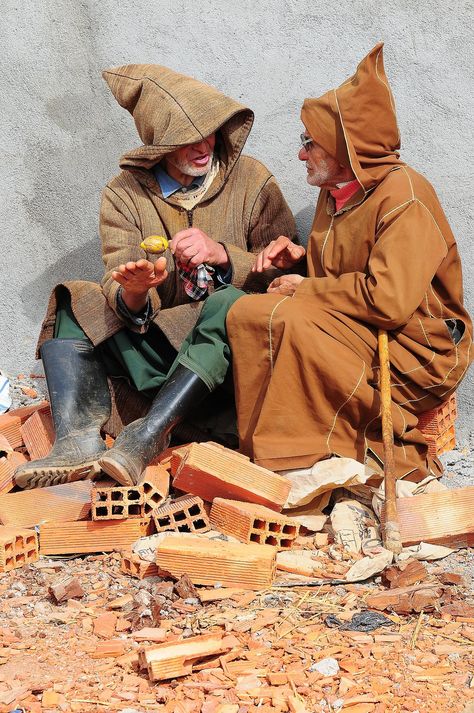 gossip in the souk Moroccan People, Morocco Art, Beatiful People, Moroccan Art, Tangier, The Little Prince, Islamic Architecture, North Africa, Tunisia