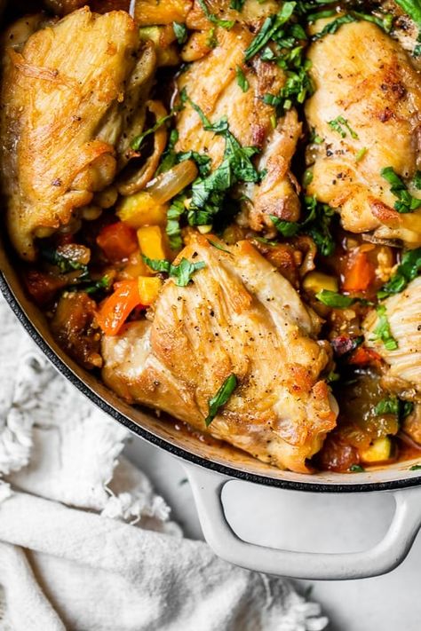 Ratatouille Baked Chicken Baked Chicken Recipe, Stew Chicken Recipe, Classic French Dishes, Yummy Chicken, French Dishes, Skinny Taste Recipes, Baked Chicken Recipes, Company Meals, Stew Recipes