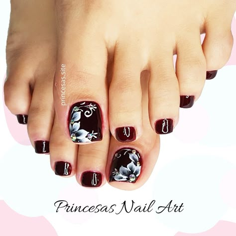 Uñas de los pies decoradas Diseño de uñas de los pies Uñas rojas Uñas color rojo Uñas color vino #uñasdecoradas Princesas Nail Art #uñasrojas Pedicure Color Vino, Nails Pies, Pedicure Colors, Summer Toe Nails, Beautiful Nail Designs, Bling Nails, Color Rojo, Natural Cosmetics, Soft Girl