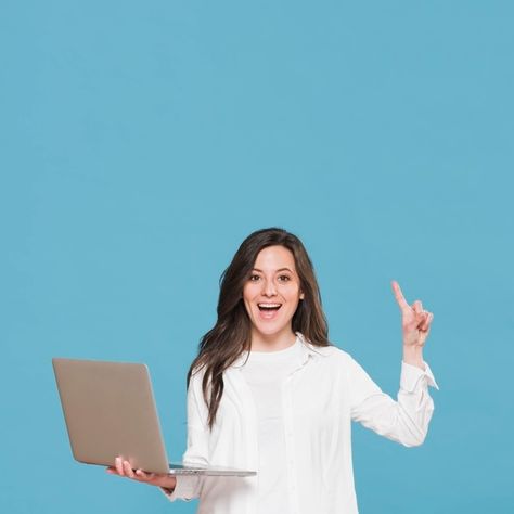 Woman holding a laptop and having an ide... | Free Photo #Freepik #freephoto #school #education #woman #student Teacher Photo, Business Photoshoot, Branding Photoshoot Inspiration, Personal Branding Photoshoot, Online Teachers, Online Student, Business Portrait, Instagram Wallpaper, Branding Photoshoot