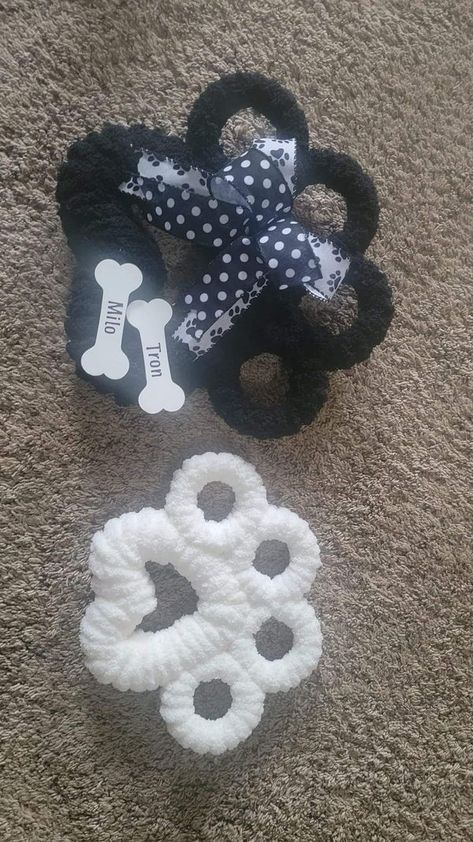 Dollar Tree Fanatics Crafts & Decor | For anyone who wants to make a smaller paw print wreath....the black one is made using the glitter styrofoam heart from DT and wide mouth canning jar ... Paw Print Wreath, Pet Wreath, Wire Wreath Forms, Wreath Forms, Canning Jars, Dollar Store Diy, Dollar Store Crafts, Dollar Tree, Dollar Stores