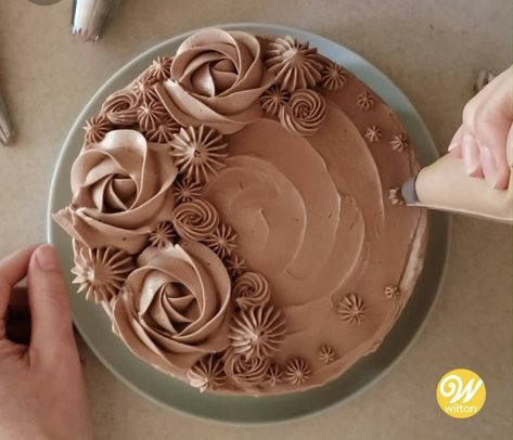 Filling Between Cake Layers, Gökkuşaği Pasta, Swiss Meringue Buttercream Recipe, Flavored Frosting, Chocolate Swiss Meringue Buttercream, Torte Creative, Swiss Buttercream, Chocolate Cake Designs, Tasty Dessert