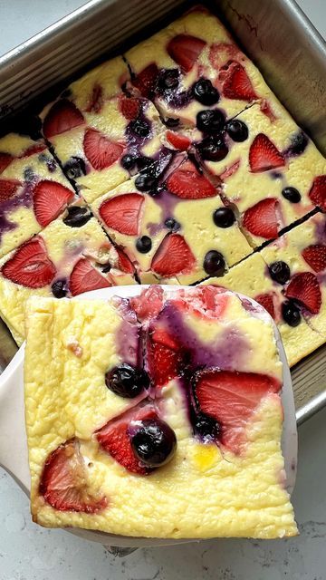 Yogurt Bake, Baked Yogurt, Easy Banana Pancakes, Energy Breakfast, Berry Yogurt, Baking With Almond Flour, Berry Breakfast, Yogurt Breakfast, Breakfast Sweets