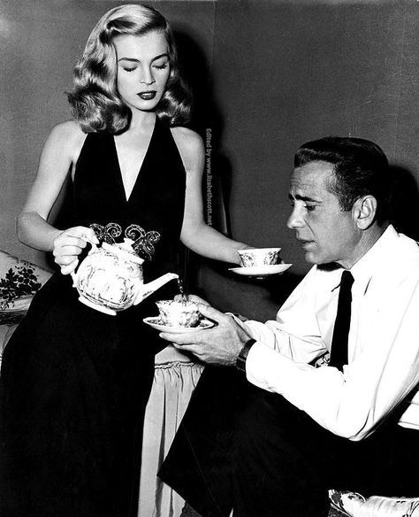 Lizabeth Scott and Humphrey Bogart having a break while shooting DEAD RECKONING (1947, Cromwell) Bogie And Bacall, Lizabeth Scott, Bogart And Bacall, Lauren Bacall, Humphrey Bogart, Foto Art, Golden Age Of Hollywood, Classic Films, Vintage Hollywood