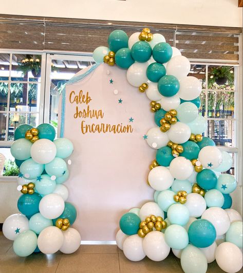 Balloon decoration setup Teal And White Balloon Garland, Teal And White Balloon Arch, Turquoise Graduation Party Ideas, Teal Balloon Decorations, Teal And Gold Graduation Party Ideas, Turquoise Birthday Party Ideas, Teal Birthday Party Ideas, Nicu Graduation, Teal Party Decorations