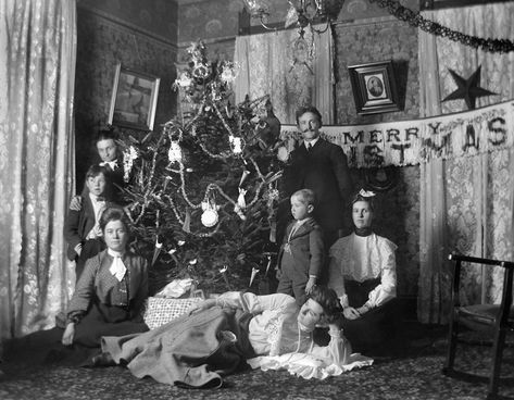 Our modern conception of Christmas celebrations really began in the 1800s, when Santa Claus, Christmas trees, and other traditions took hold. Christmas Tree Illustration, Christmas Photograph, Old Time Christmas, Vintage Christmas Photos, Ghost Of Christmas Past, Merry Christmas Banner, Christmas Family Photos, Old Fashioned Christmas, Christmas Banners