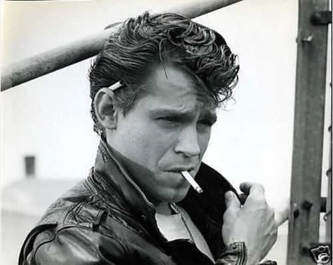 Jeff Conaway- I met him in the early 2000's.  He was truly sweet and funny. Still got the autograph.  :) Kenickie Grease, Grease Aesthetic, Jeff Conaway, Grease 1978, Grease Movie, Grease Is The Word, Septième Art, John Travolta, The Perfect Guy