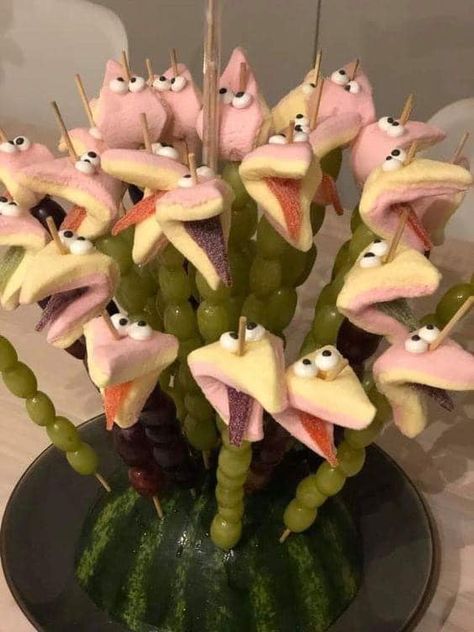 Hello, Yummy - Ok this is a clever snack! Check out more... | Facebook Kids Treat, Kids Party Food, Party Buffet, Easter Decorations Diy Easy, Snacks Für Party, Happy Foods, Halloween Snacks, Birthday Food, Birthday Treats