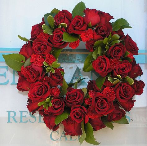 rose wedding wreath | Flickr - Photo Sharing! January Projects, June Holidays, Creative Bouquet, Hanging Arrangements, Rose Wreaths, Rose Gold Christmas Decorations, Roses Wreath, Red Rose Wreath, Wreath Natural