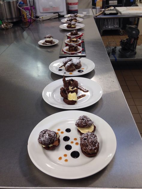 Plated profiteroles Donut Plating, Profiteroles Plating, Profiteroles Aesthetic, Profiteroles Presentation, Ice Cream Profiteroles, Eclair Plated Dessert, Profiterole Tower, Food Plating Techniques, Plate Presentation