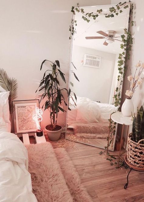 21 Aesthetic Bedroom Ideas - Best Aesthetic Bedroom Decor Photos Urban Outfitters Bedroom, College Bedroom Apartment, Decor Studio, Apartment Bedroom Decor, Cute Room Decor, Living Room Decor Apartment, Aesthetic Bedroom, Dream Rooms, Dorm Room Decor