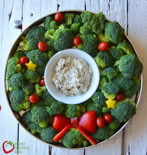 holiday wreath veggie tray Christmas Veggie Tray Ideas, Creamy Ranch Dip, Veggie Tray Ideas, Christmas Veggie, Christmas Veggie Tray, Super Healthy Kids, Creamy Ranch, Vegetable Tray, Ranch Dip