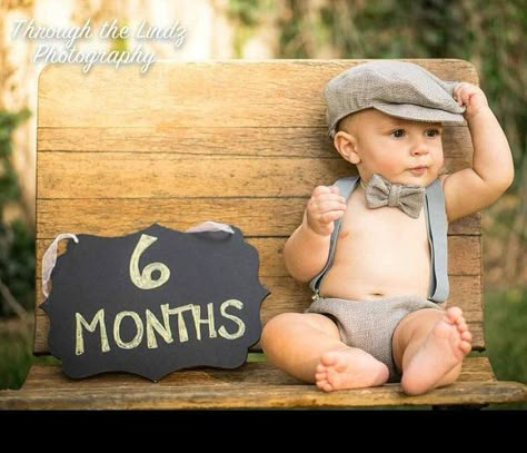 1/2 Birthday Newsboy Outfit, 6 Month Baby Picture Ideas Boy, Baby Boy Birthday Outfit, Half Birthday Baby, 6 Month Baby Picture Ideas, Photo Bb, Boys Birthday Outfits, Baby Milestones Pictures, Boy Photo Shoot