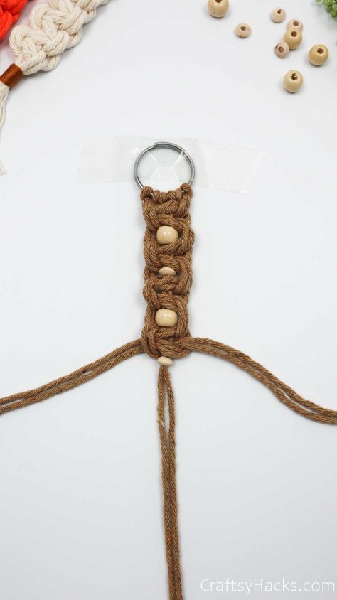 If you are wanting to upgrade your accessories on a low budget look no further than this adorable and easy DIY macrame keychain craft. Try this cool DIY macrame craft and enjoy having more stylish DIY accessories. Square Knot Keychain, Macrame Keychain Diy Tutorials, Macrame Keychain Diy, Diy Macrame Keychain, Easy Diy Macrame, Knot Keychain, Macrame Accessories, Keychain Craft, Macrame Keychain