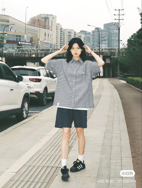 Japan Fashion Casual Summer, Xiaohongshu Outfits Summer, Casual Outfits Korean Summer, Chinese Street Fashion Summer, Boyish Outfits Tomboys, Korean Street Fashion Summer, Summer Korean Outfits Street Styles, Summer Korean Outfits, Korean Fashion Summer Street Styles