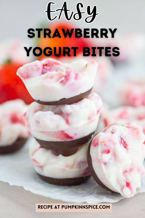 Strawberry Yogurt Bites are a healthy snack that's bursting with flavor. With melted chocolate, Greek yogurt, and fresh strawberries, this sweet treat is a perfect for just about any time! Strawberry Yogurt Bites, Low Calorie Granola, Yogurt Bites Recipe, Frozen Yogurt Bites, Frozen Yogurt Recipes, Banana Snacks, Frozen Strawberry, Yogurt Bites, Crunchy Granola