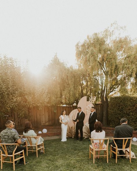 dreamy boho backyard wedding minimony asha bailey photography Minimalist Backyard Wedding, Tiny Backyard Wedding, Boho Backyard Wedding, Asha Bailey, Backyard Ceremony, Tiny Backyard, Small Outdoor Wedding, Boho Backyard, Backyard Wedding Decorations