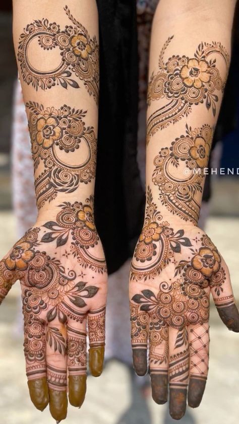 Mehndi Designs Arebic Full Hand, Beautiful Full Hand Mehndi Designs, Fashion Mehndi Designs, New Style Mehendi Designs, Floral Designs Mehendi, Arabic Design Back Hand, Full Hand Arabic Mehndi Design, Full Design Mehendi, Khafif Full Hand Mehndi Design Latest