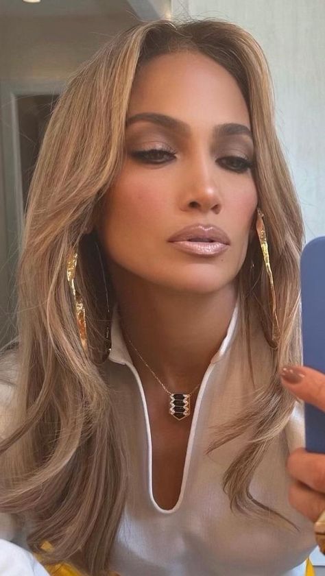 Jennifer Lopez Hair Color, Jlo Makeup, Jennifer Lopez Makeup, Jlo Hair, Jennifer Lopez Hair, Warm Scarves, 2023 Hair, Fashion Goals, Makeup Styles