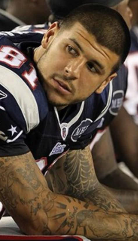 Aron Hernandez, Patriots Wallpaper, New England Patriots Wallpaper, Wasted Talent, Aaron Hernandez, Nfl Patriots, Hot Hockey Players, Best Football Players, Big Guy