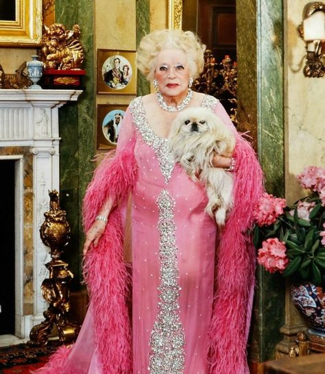 Raine Spencer, History Room, Barbara Cartland, Duchess Of Windsor, Amanda Lepore, Cat Friends, Iconic Looks, Advanced Style, Pet Fashion