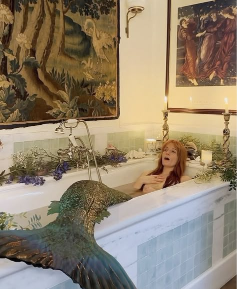 Gold Mermaid Tail, Florence Welsh, Florence Welch Style, Haley Williams, Gold Mermaid, Mermaid Aesthetic, Florence Welch, Florence The Machines, Mermaid Art