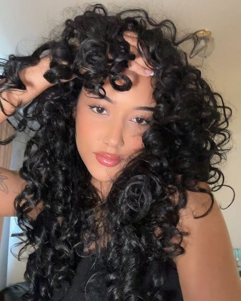 Pretty curls <3 Pretty Curls, Black Curls, Tight Curls, Dark Feminine, Face Photography, Hair Stuff, Inspiration Style, Jet Black, Hair Inspo