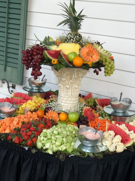 Fruit Centerpiece Ideas Diy, Quince Fruit Table Ideas, Fruit Display Ideas Wedding, Fruit Platter Wedding, Fruit Table Ideas Wedding, Fruit Tray Ideas For Wedding, Reception Fruit Table, Wedding Fruit And Veggie Display, Fruit Display Ideas For Party