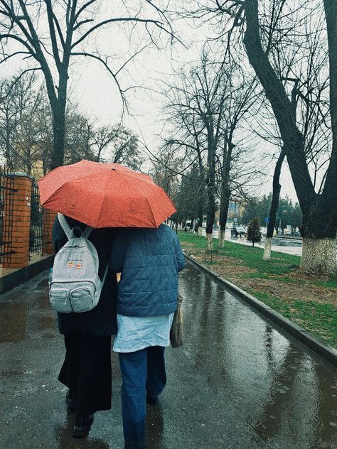 People With Umbrellas Rainy Days, Two People Under Umbrella, Sharing Umbrella, Couple With Umbrella, Holding Umbrella, Small Umbrella, Love Is When, Cute Couple Selfies, Drawings Simple